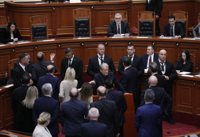 Komisioni i Etikës i përjashtoi, deputetët e PD e padisin në Administrative