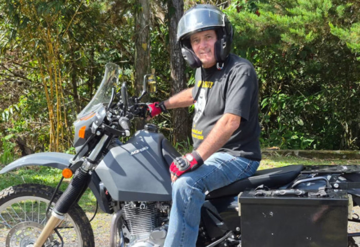 77 vjeç dhe i mbijetoi sulmit në zemër, tani shëtit botën me motor