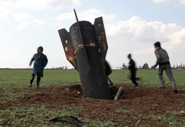 Ana tjetër e luftës, fëmijët luajnë pranë një rakete të pashpërthyer