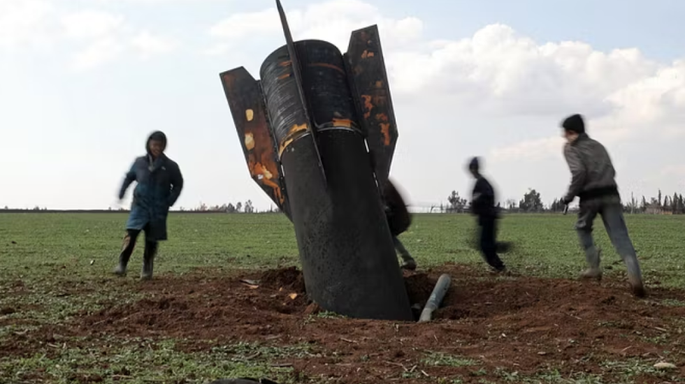 Ana tjetër e luftës, fëmijët luajnë pranë një rakete të pashpërthyer