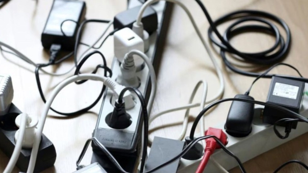 U pengua në kabllot e zyrës, punonjësja e gjykatës i merr shtetit 20,000 euro kompensim