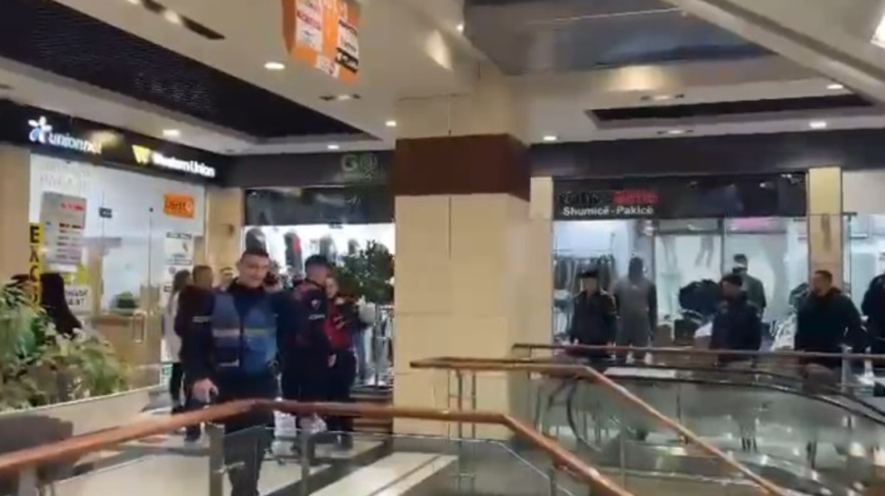 Grabitja me armë në qendrën tregtare në Tiranë, identifikohet dhe arrestohet autori i dyshuar