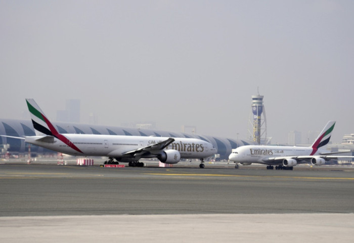 Avionë pasagjerësh mes raketash, aeroporti i Dubait po funksionon mes frikës