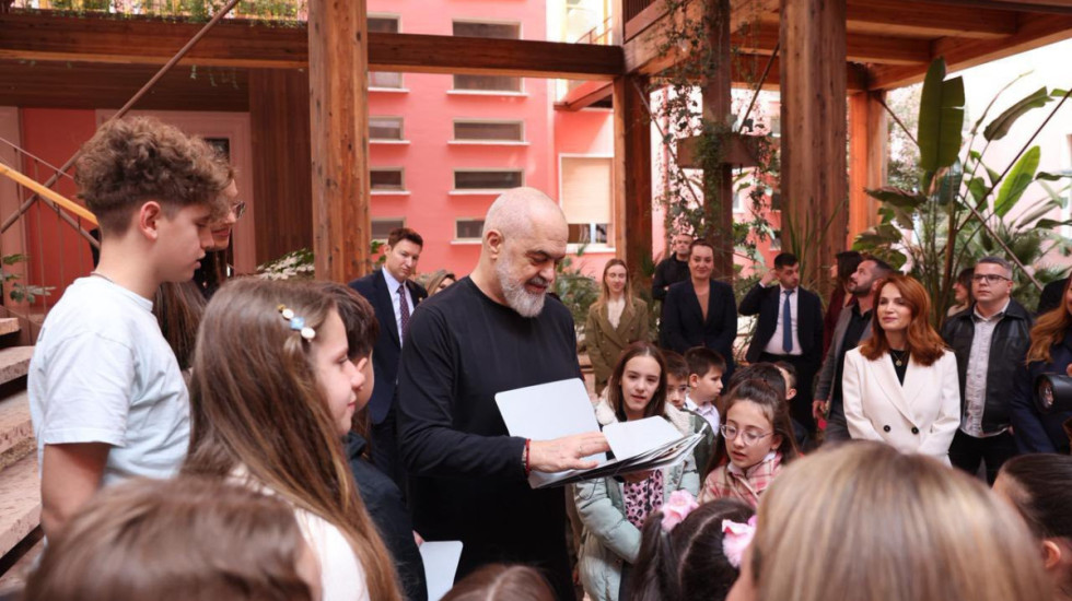 Kryeministri Rama uron “Ditën e Mësuesit” mes nxënësve të Manastirit