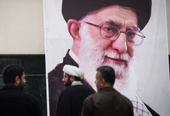 Fituan bastet për vdekjen e liderit suprem të Iranit, kompania refuzon të paguajë 54 milionë dollarë për klientët