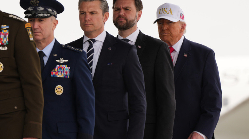 Mbërrijnë në shtëpi trupat e ushtarëve të vrarë, Trump për Starmer: S' na duhen ata që bashkohen pasi kemi fituar