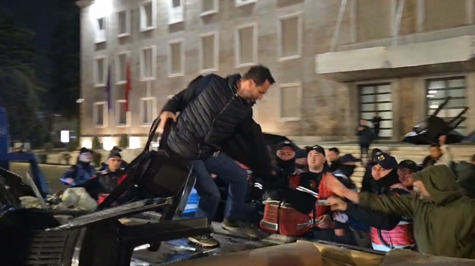 Lapaj hipën mbi karotrec, përplasje mes aktivistëve të “Shqipëria Bëhet” dhe policisë para Kryeministrisë