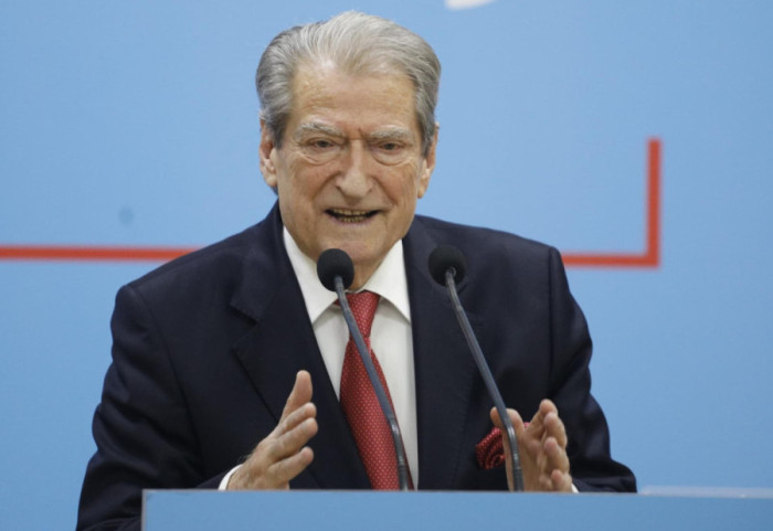 Berisha: "Balluku" nuk mbyllet kurrë, Rama përgjegjës për aferat dhe mashtrimet e Portit të Durrësit