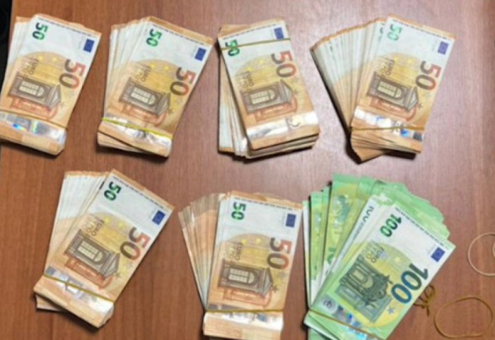 67-vjeçarit në Berat i sekuestrohen mijëra euro, paund e franga