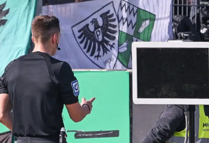 E pazakontë në Gjermani, tifozi hyn në fushë dhe shkul prizën e VAR-it