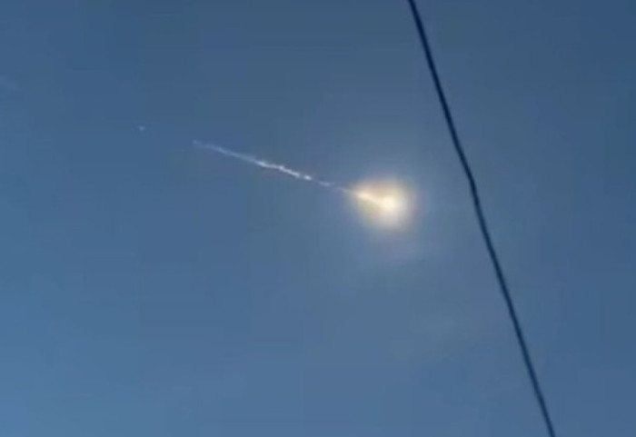 Top zjarri mbi Gjermani, meteori bie mbi një shtëpi, qyteti i Koblenz në panik