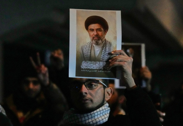 Televizioni iranian feston për udhëheqësin e ri, por Mojtaba nuk është shfaqur ende