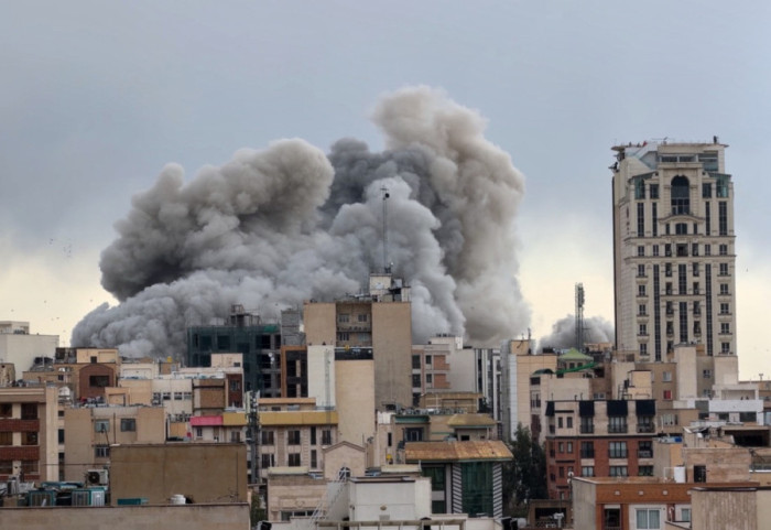 "Shi i zi" në Teheran, ngrihet alarmi pas sulmeve mbi rafineritë e naftës