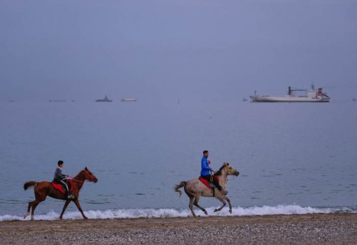 Irani sulmoi 3 anije në Ngushticë, SHBA paralajmëron civilët: Shmangni portet përgjatë Hormuzit