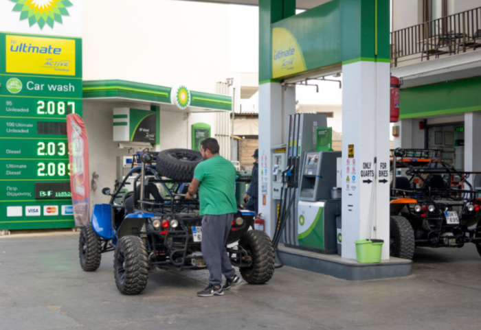 ‘Fluturojnë’ çmimet nga lufta në Iran, qeveria greke vendos tavan për karburantin dhe ushqimet