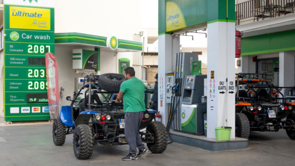 ‘Fluturojnë’ çmimet nga lufta në Iran, qeveria greke vendos tavan për karburantin dhe ushqimet