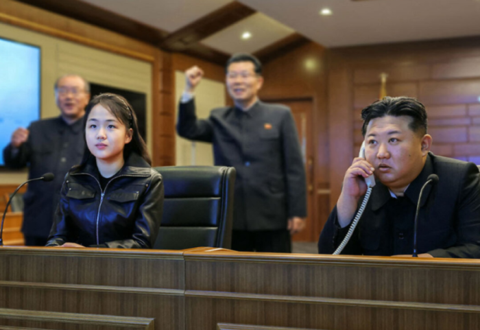 Bota në luftë, Kim Jong-un “luan” me raketa dhe luftëanije me vajzën e tij