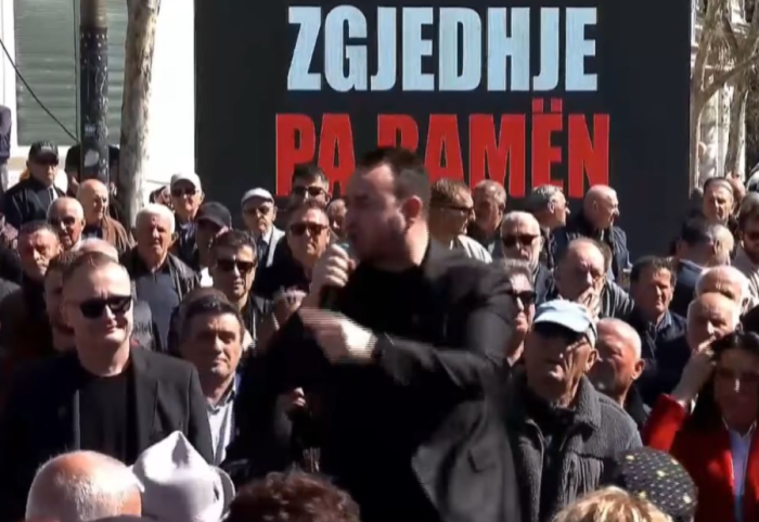 Balliu i bashkohet protestës jashtë parlamentit: Bëhuni polici e shtetit, jo pushtetit