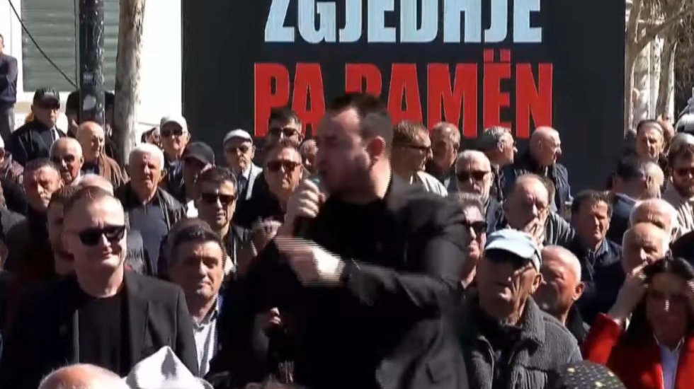 Balliu i bashkohet protestës jashtë parlamentit: Bëhuni polici e shtetit, jo pushtetit