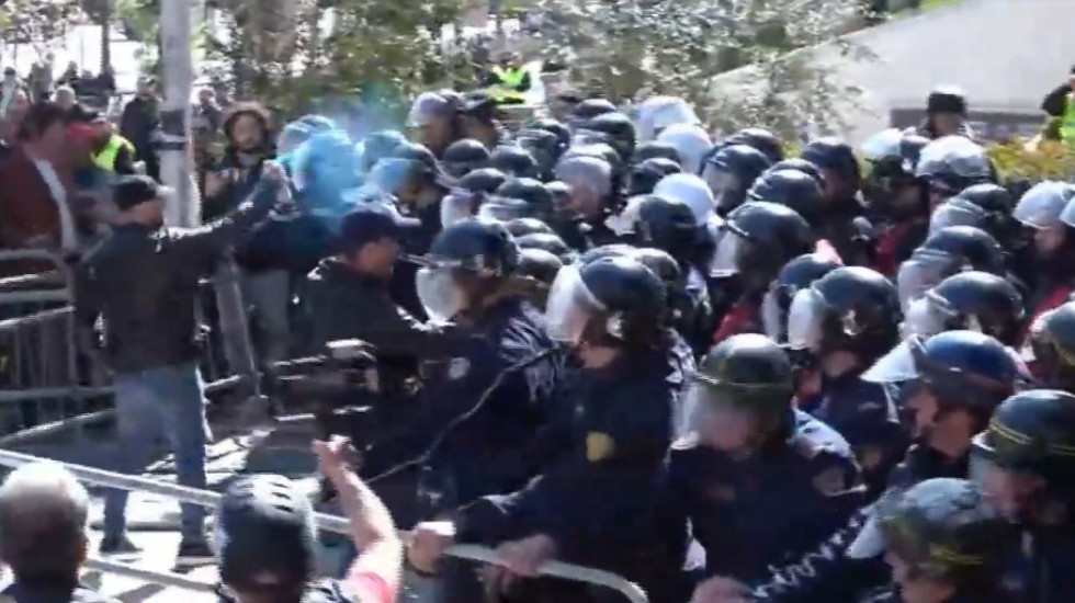 Menjëherë pas votimit për Ballukun, protestuesit hodhën spraj kundër policisë