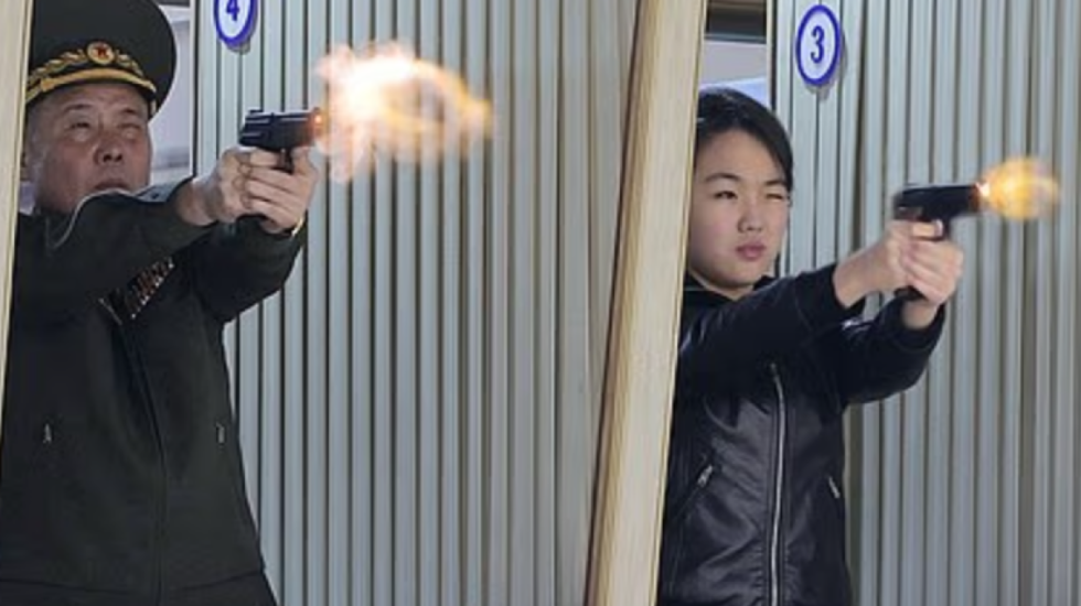 Kim Jong Un qëllon me armë me vajzën e tij, “po ndërtohet imazhi i lideres së ardhshme”