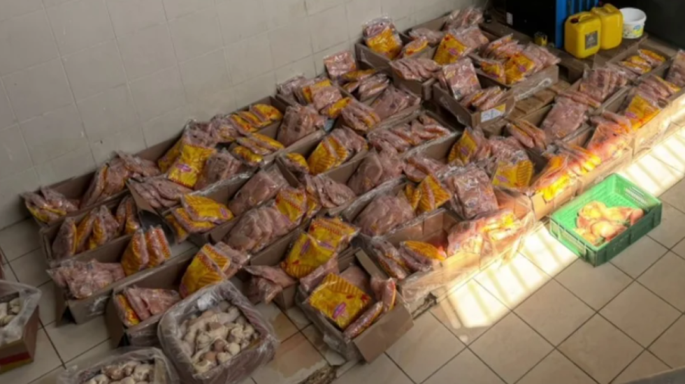 Jashtë standardeve, bllokohen më shumë se 1 ton mish dhe djathë në Tiranë