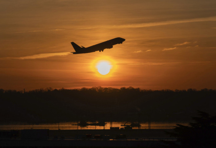 Lufta në Iran rrit çmimet e fluturimeve: Biletat e verës, ti blini tani apo të prisni?