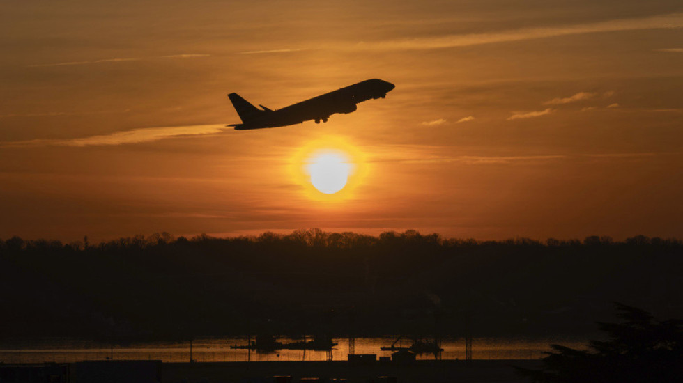 Lufta në Iran rrit çmimet e fluturimeve: Biletat e verës, ti blini tani apo të prisni?
