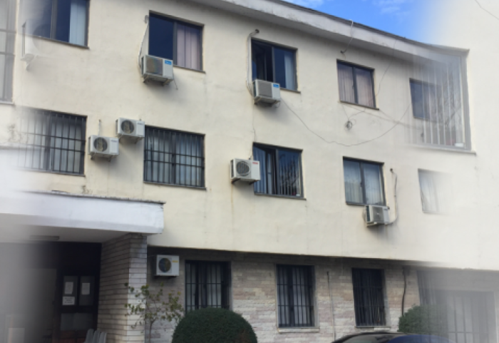 Dyshohet për marrëdhënie seksuale me të mitur, 67-vjeçari lihet në burg