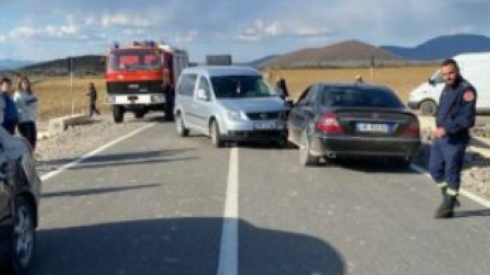 Dy të plagosur në një aksident rrugor në Ersekë