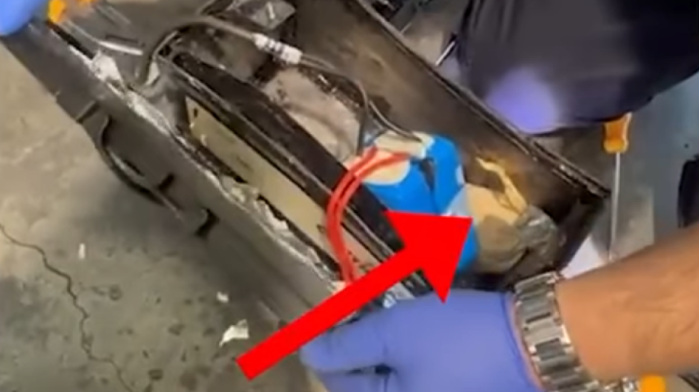 Flori në baterinë e makinës, 26-vjeçari kapet me mallra kontrabandë në Kamëz