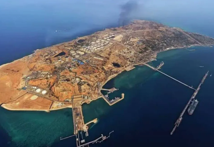 Sulmi kirurgjikal i SHBA-ve në ishullin Kharg, u goditën mbi 90 objektiva ushtarake, por Trump "ruajti" naftën