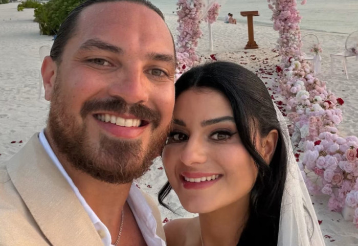 Shkuan në Maldive për tu martuar, por ngecën atje për shkak të luftës