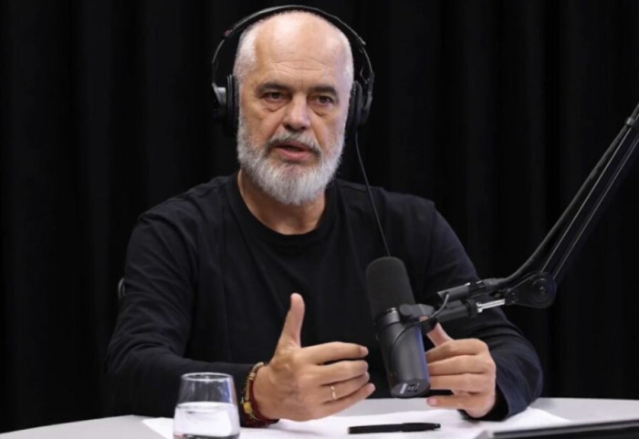 Poston një foto të Kuranit, kryeministri Rama uron besimtarët muslimanë