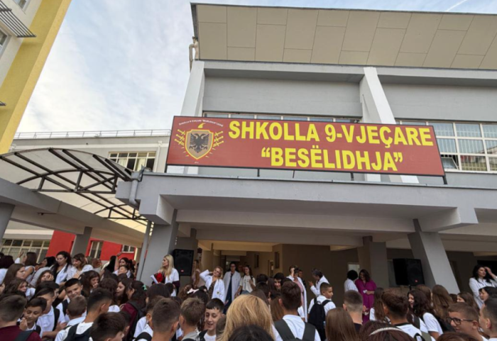 Vidhet shkolla në Lezhë, autorët marrin disa kompjutera