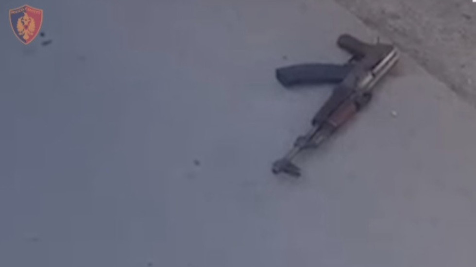 Terrorizoi banorët duke qëlluar me armë, në pranga 40-vjeçari. E pëson dhe greku që e shoqëronte