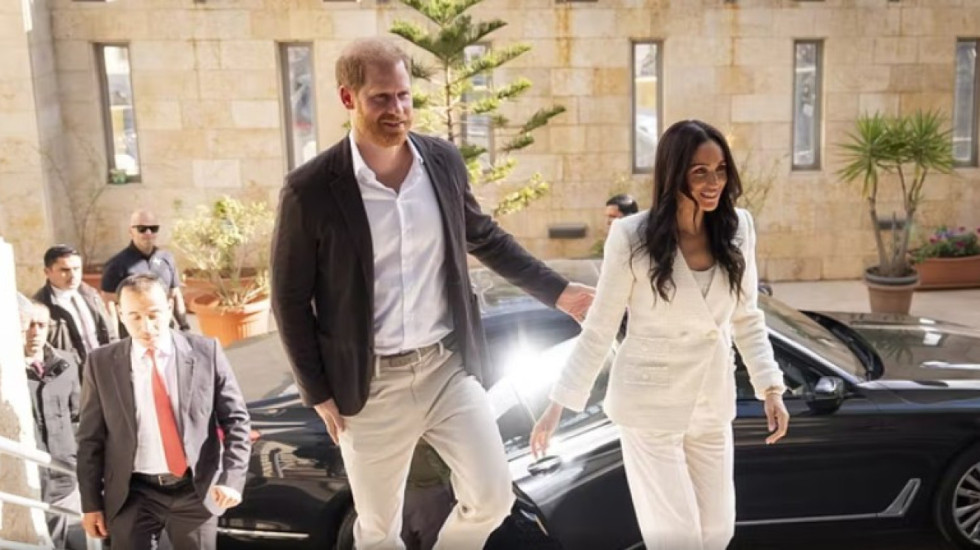 “Meghan ka manipuluar Harry-n”, libri i ri ndez polemikat rreth familjes mbretërore