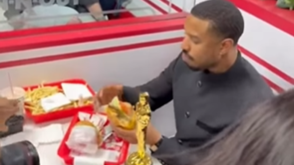 E feston Oscar-in me një hamburger, fast-food-i shpërthen në ovacione