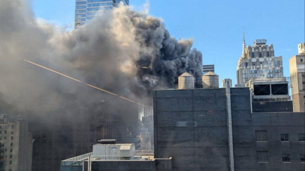 Skena dramatike në Manhattan, qiellgërvishtësi përfshihet nga flakët