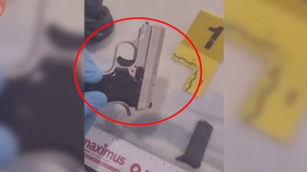 VIDEO- Pistoletën fshehur në çorape, arrestohet i riu