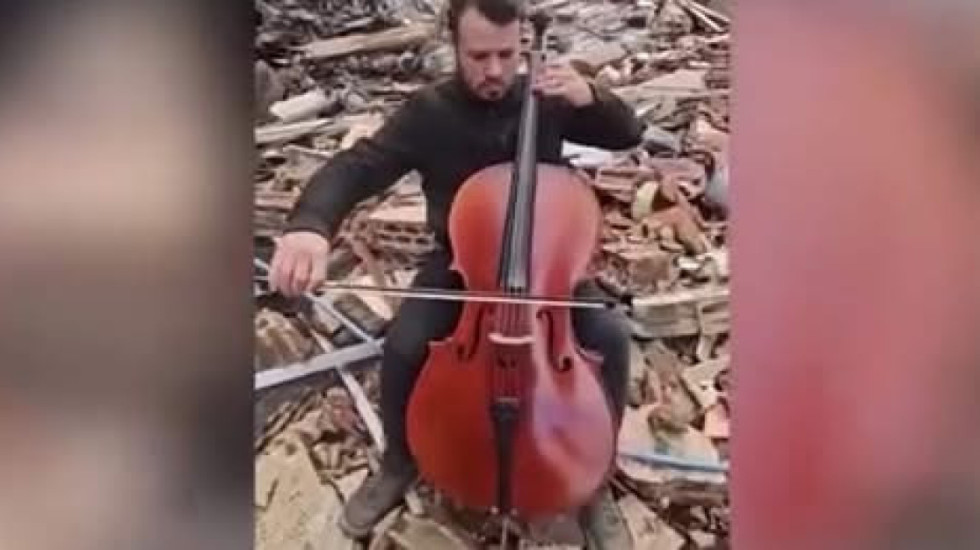 Simbol i rezistencës dhe shpresës, luan me violinçel mes rrënojave të Bejrutit