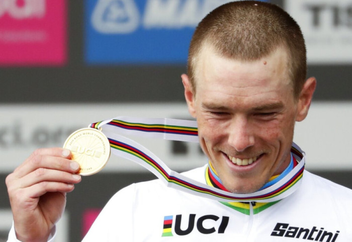 Çiklisti shtypi bashkëshorten për vdekje, kritikohet për postimin me makinën luksoze