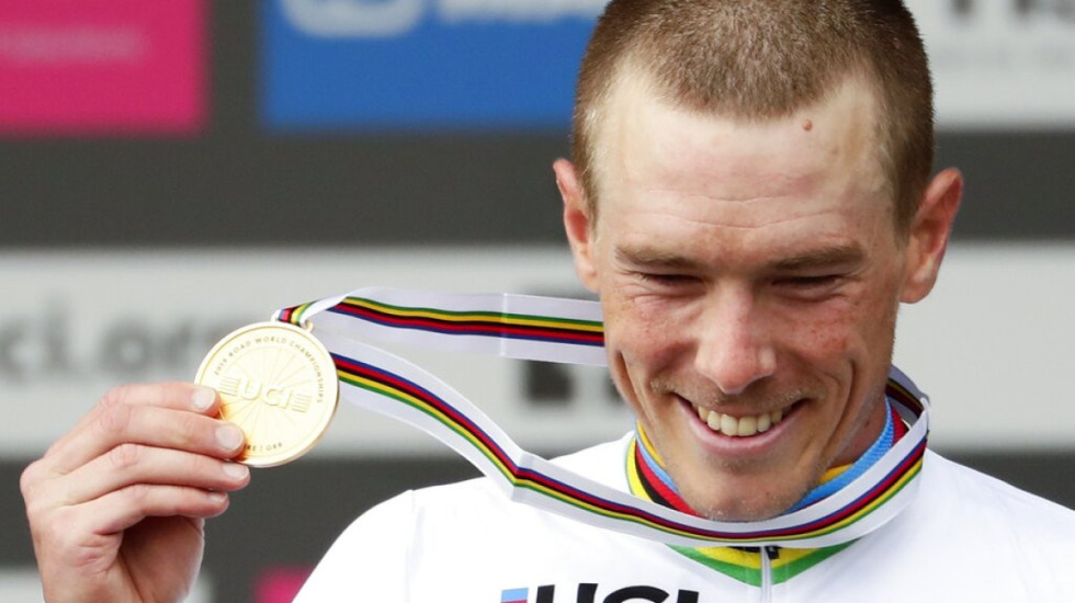 Çiklisti shtypi bashkëshorten për vdekje, kritikohet për postimin me makinën luksoze