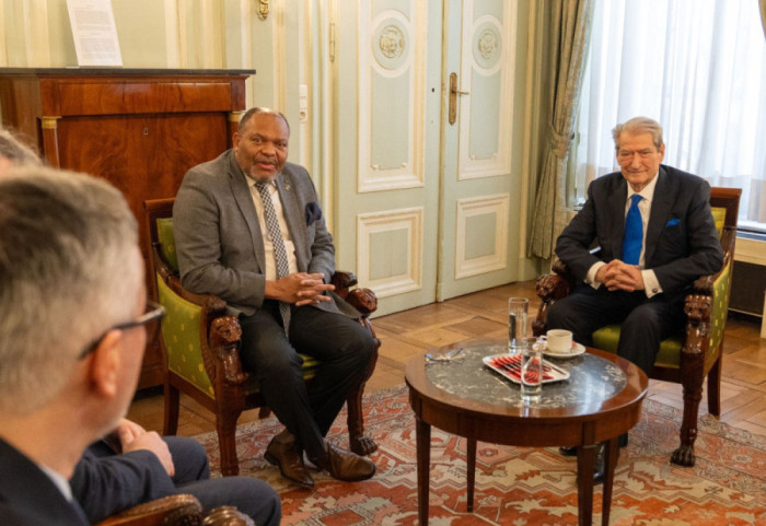 “Po rritet krimi i organizuar”, Berisha denoncon në Bruksel: Mungojnë zgjedhjet e lira