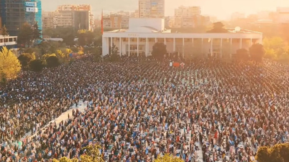 Besimtarët muslimanë festojnë sot Fiter Bajramin