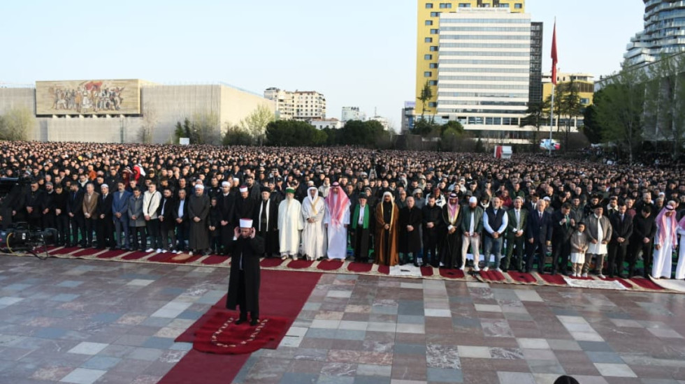 Mijëra besimtarë në sheshe e xhami për faljen e namazit, Spahiu: Besimtari, burim paqeje e drejtësie