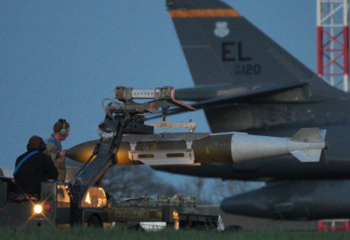 SHBA bombardon tunelet raketore të Iranit, dronët godasin bazën Victory në Irak ndërsa forcat e NATO-s tërhiqen