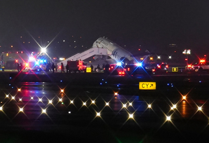 Avioni përplaset me makinën në pistë, bllokohen fluturimet në LaGuardia