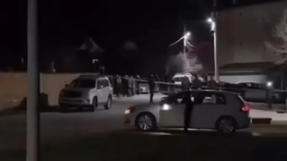 Aksident në Fushë Kosovë, makina përplas këmbësorët