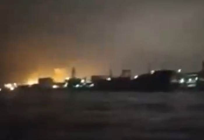 VIDEO/ Dhjetëra dronë ukrainas godasin në Baltik, porti kyç rus përfshihet nga flakët